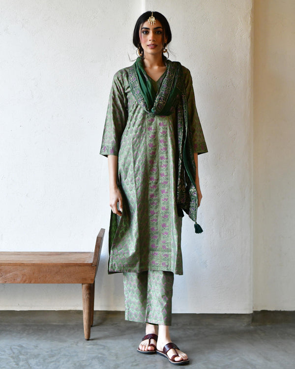 Nayaab green block printed straight kurta (set of 3)